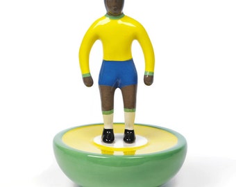 Estátua de cerâmica feita à mão de um jogador de futebol brasileiro: decoração retrô de futebol
