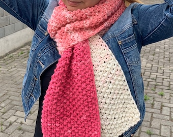 Handgebreide wintersjaal: roze en witte merinowolmix