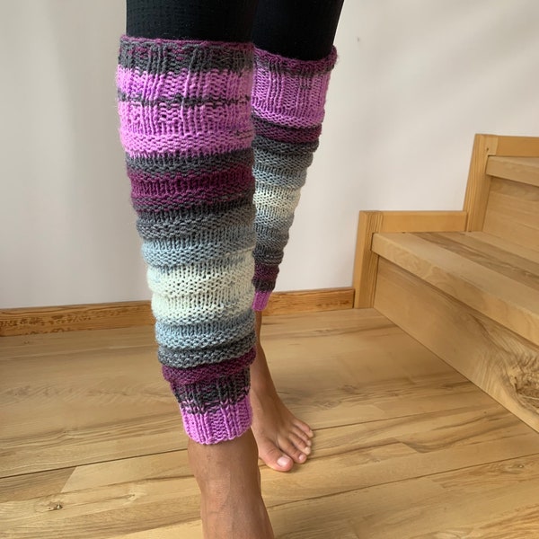 Handgestrickte Stulpen in lila und grau, handgestrickte violett und graue Stulpen, Yoga Socken, Fitness, Tanz