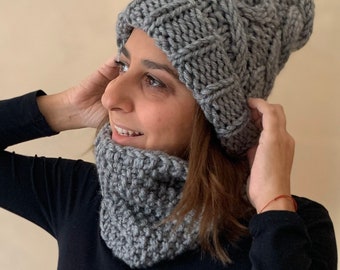 Ensemble tricoté à la main gris, capot tricoté et bonnet en gris, snood tricoté et bonnet tricoté, PRÊT POUR L'EXPÉDITION