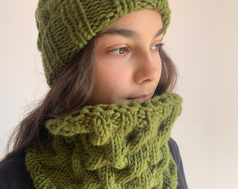 Green hand knitted set, knitted cowl and hat in green, knitted snood and knitted hat, READY FOR SHIPPING