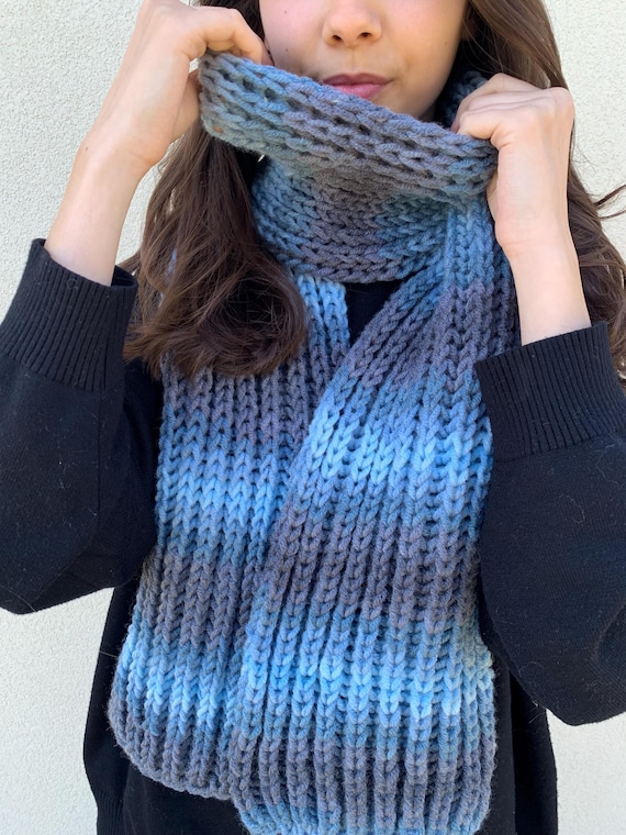 Sciarpa lavorata a mano nei toni del blu, Sciarpa lavorata a