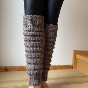Handgestrickte steingraue Beinwärmer - Weiche Yoga Socken für Fitness & Tanz, versandfertig