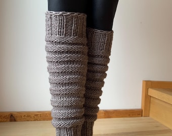 Handgestrickte Beinwärmer: Steingraue Wollmischung Yoga Socken