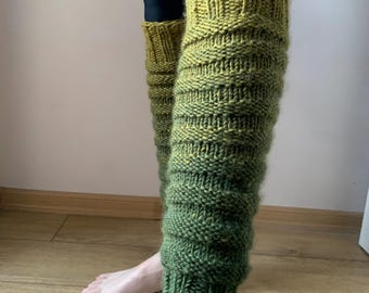 Handgestrickte Beinstulpen in Grüntönen, handgestrickte grüne Stulpen, Yoga Socken, Fitness, Tanz