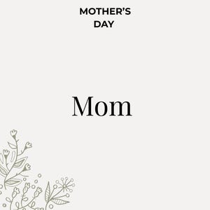Puede incluir: Una tarjeta de color beige claro con las palabras "MOTHER'S DAY" y "Mom" en negro. Un dise&ntilde;o floral en un color verde apagado se encuentra en la esquina inferior izquierda. La tarjeta es un dise&ntilde;o simple y elegante para el D&iacute;a de la Madre.