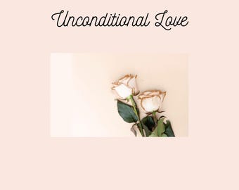 Puede incluir: Una tarjeta del Día de la Madre con las palabras "Mother's Day Unconditional Love" en una elegante escritura. Dos rosas blancas con bordes marrones y hojas verdes se presentan sobre un fondo melocotón claro. El nombre del artista, "Xhev Writes", está en la parte inferior.