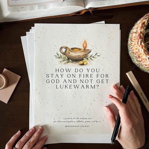 Puede incluir: Una pila de papel blanco con el texto "HOW DO YOU STAY ON FIRE FOR GOD AND NOT GET LUKEWARM?" y una ilustración de una lámpara de aceite. La imagen también incluye texto sobre mantenerse cerca, obediente y humilde.