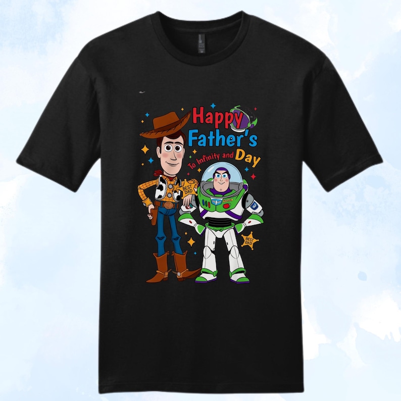 Puede incluir: Camiseta negra con Woody y Buzz Lightyear de Toy Story. El dise&ntilde;o incluye el texto "Happy Father's Day To Infinity and Beyond". Woody lleva un sombrero de vaquero y Buzz un traje espacial.