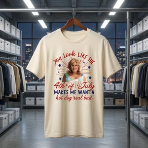 Rolig 4 juli-t-shirt, blond bombshell varmkorv ordvits t-shirt Ivory