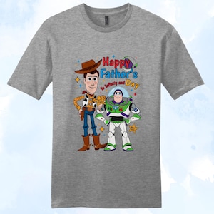 Puede incluir: Una camiseta gris jaspeado con Woody y Buzz Lightyear de Toy Story. La camiseta tiene el texto "Happy Father's Day To infinity and Day" en letras coloridas, con estrellas y distintivos.