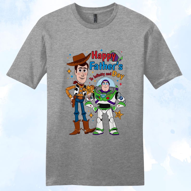 Puede incluir: Una camiseta gris jaspeado con Woody y Buzz Lightyear de Toy Story. La camiseta tiene el texto "Happy Father's Day To infinity and Day" en letras coloridas, con estrellas y distintivos.