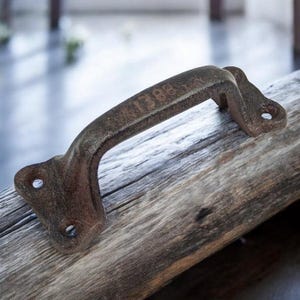 Vintage Cast Iron Door Pull - Rustic Farmhouse Handle for Barn, Gate, Shed & Cabinet