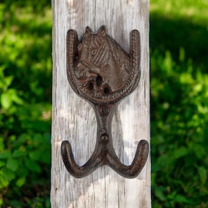 Vintage Rustic Horseshoe Wall Hanger – Cast Iron Double Hook for Coats, Keys & Towels