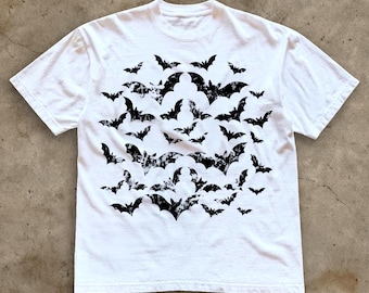 Camiseta gráfica de invasión de murciélagos, camiseta vintage desgastada de Halloween, camiseta de algodón con animales de temporada espeluznante