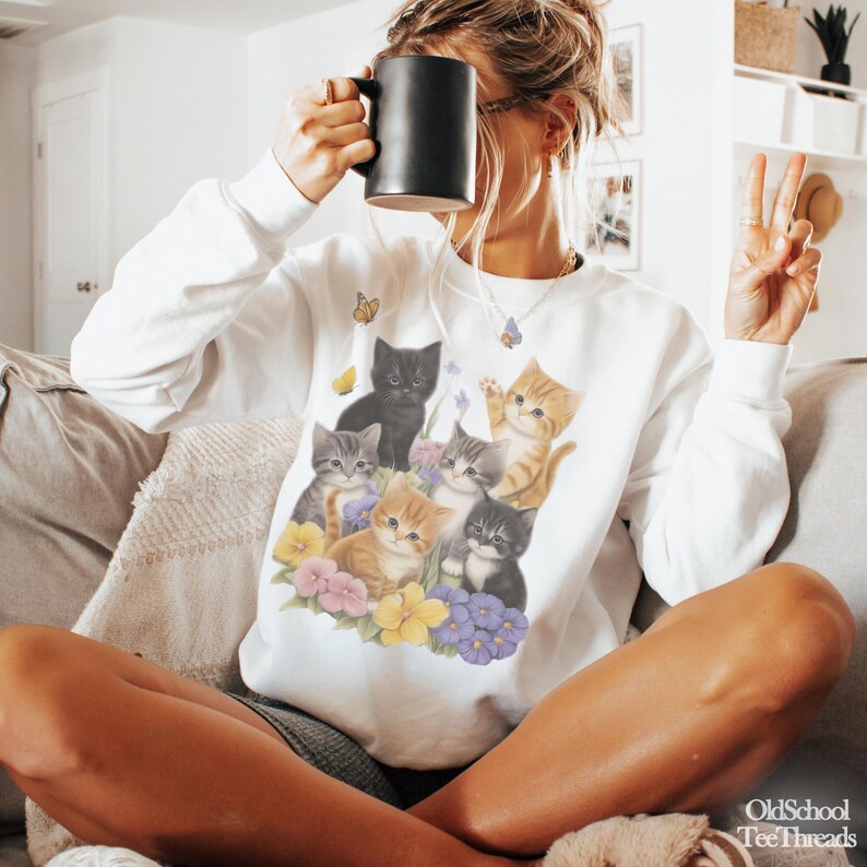 Retro Kitten Sweatshirt, 90s Style Vintage Cute Cats Pullover, Boho Unisex Flowers Cat Butterfly Grafic Crewneck, Retro Animal Top