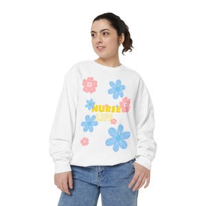 floral nurse sweatshirt, sudadera deportiva de enfermera, sudadera de enfermera, regalo para graduados, regalo para enfermeras