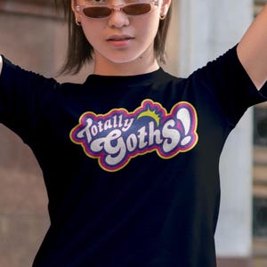 Totally Goth, Baby Tee, Totally Spies Baby Tee, Bootleg T-shirt, Parodie t shirt, y2k baby tee, Carton t-shirt