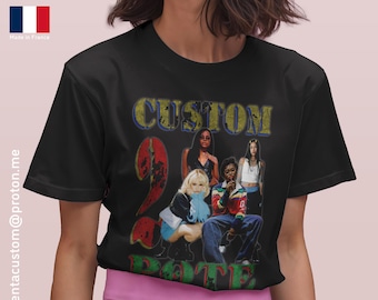 Pode incluir: Camiseta preta com um gráfico de estilo vintage de um grupo de pessoas. O gráfico apresenta o texto "CUSTOM 2 POTIE" em uma fonte desgastada.