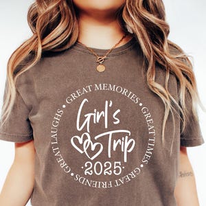 Comfort Colors® Girls Trip 2025 シャツ、Best Friends Vacation Tシャツ、Great Memories Friendship スウェットシャツ、お揃いのグループ旅行、BFFギフトアイデア