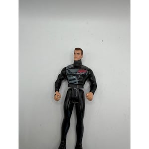 Può includere: Un action figure nero con un dolcevita e un design nero e rosso sul petto. La figura indossa pantaloni neri e ha un'espressione neutra. La figura è in piedi.