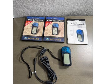 Zestaw z przenośnym odbiornikiem GPS Garmin eTrex Legend w kolorze niebieskim, z instrukcjami, kablami i przewodnikami DVD