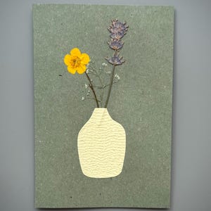 Blank folding card with a yellow vase made of handmade paper and dried flowers (DIN B6) - on green kraft paper