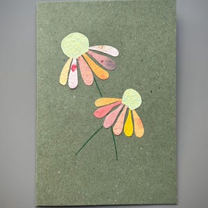 Carte pliante vierge avec deux fleurs en papier fait main (DIN B6) - sur papier kraft vert