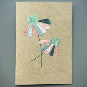 Klappkarte blanko mit zwei Blumen aus handgeschöpften Papieren (DIN B6) - auf Graspapier