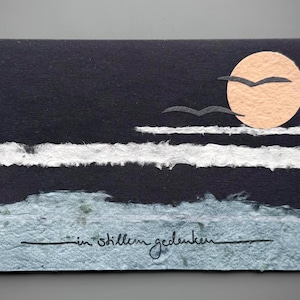 Biglietto di lutto "In silenzioso ricordo" in carta kraft nero-blu con paesaggio marino in carta fatta a mano (DIN B6)