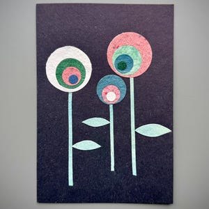 Biglietto pieghevole vuoto con fiori in stile metà secolo in carta fatta a mano (DIN B6) - su carta kraft nero-blu