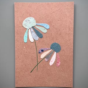 Blanco vouwkaart met twee bloemen van handgeschept papier (DIN B6) - op rozen kraftpapier
