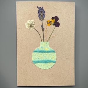 Blank folding card with a green vase made of handmade paper and dried flowers (DIN B6) - on grass cardboard