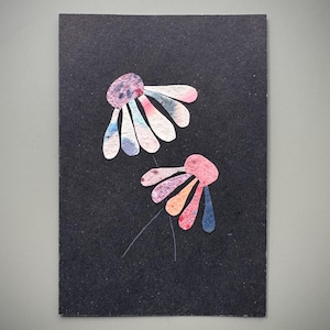 Blanco vouwkaart met twee bloemen van handgeschept papier (DIN B6) - op blauwzwart kraftpapier