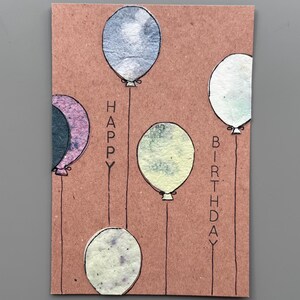 Klappkarte HAPPY BIRTHDAY mit Ballons aus handgeschöpften Papieren (DIN B6) - auf rosé Kraftpapier