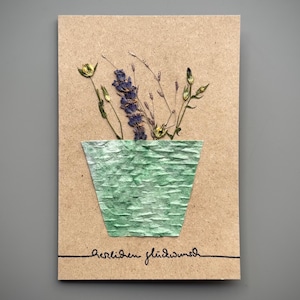 Carte pliante « Félicitations » avec vase en papier fait main et fleurs séchées (DIN B6) - sur carton d'herbe