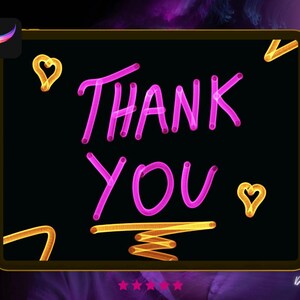 Op de afbeelding: Een zwart schoolbord met een gouden lijst toont de woorden "THANK YOU" in roze neonletters. De achtergrond is een wazig paars en blauw beeld. Er zijn verschillende gele hart- en pijlvormen rond de tekst.