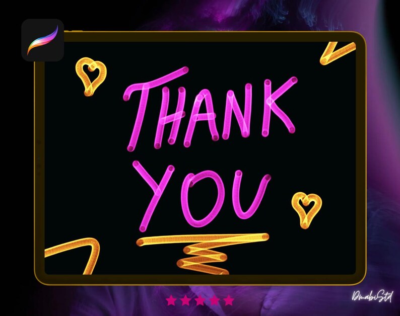 Op de afbeelding: Een zwart schoolbord met een gouden lijst toont de woorden "THANK YOU" in roze neonletters. De achtergrond is een wazig paars en blauw beeld. Er zijn verschillende gele hart- en pijlvormen rond de tekst.