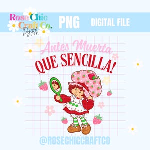Könnte beinhalten: Eine digitale Datei mit einer Cartoon-Illustration eines Erdbeer-Themen-Charakters, der einen Spiegel hält. Die Figur trägt ein rotes Kleid, einen rosa Hut mit Erdbeeren und grün-weiß gestreifte Socken. Der Text "Antes Muerta Que Sencilla!" wird angezeigt.