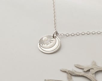Sterling Silber Sonne und Mond Halskette - Himmlischer Anhänger Schmuck - Handgestempeltes Geschenk für Sie - Minimalistische Silberkette
