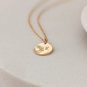 Collar de sol personalizado chapado en oro, plata, collar de rayos de sol con inicial, regalo personalizado para tu mejor amiga