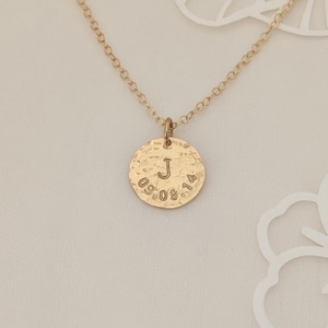 Collar con fecha de nacimiento para mamá, regalo de joyería con inicial personalizada en oro macizo o plata esterlina, estampado a mano y martillado.