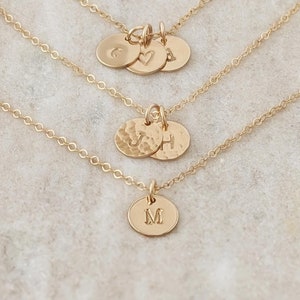 Collar con inicial delicada, collar con letra pequeña de oro, disco personalizado chapado en oro de 14k, regalo martillado, para mamá