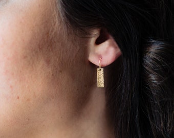 Brincos minúsculos e minimalistas, brincos pendentes banhados a ouro 14k, brincos de barra delicados, brincos geométricos com acabamento martelado/plano.