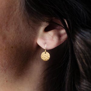 Tiny Gold Earrings, Hammered Gold Filled Earrings, Dainty Lightweight Earrings, Minimalist Earrings for Everyday Wear – Simple Gold Jewelry