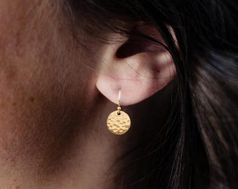 Kleine gouden oorbellen, gehamerde gold filled oorbellen, sierlijke lichtgewicht oorbellen, minimalistische oorbellen voor dagelijks gebruik – eenvoudige gouden sieraden