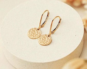 Gouden gehamerde oorbellen, kleine gouden schijf hangoorbellen, gold filled oorbellen, gehamerde schijf hangoorbellen, eenvoudige alledaagse oorbellen