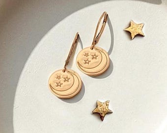 月と星のイヤリング（ゴールドフィルド／シルバー）、三日月イヤリング（ぶら下がりタイプ）、月モチーフイヤリング、天体ジュエリー、親友へのユニークなギフト