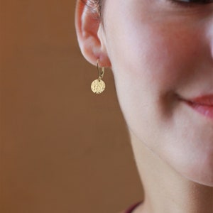 Tiny Gold Earrings, Hammered Gold Earrings, Gold Filled Minimal Earrings, Everyday Dainty Earrings, Smooth or Hammered Discs Bild 10