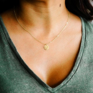 Personalized Leaf Necklace Gold Filled, Botanical Necklace with Initial, Choose 1, 2, 3 Discs, Mothers Gift Idea imagem 7